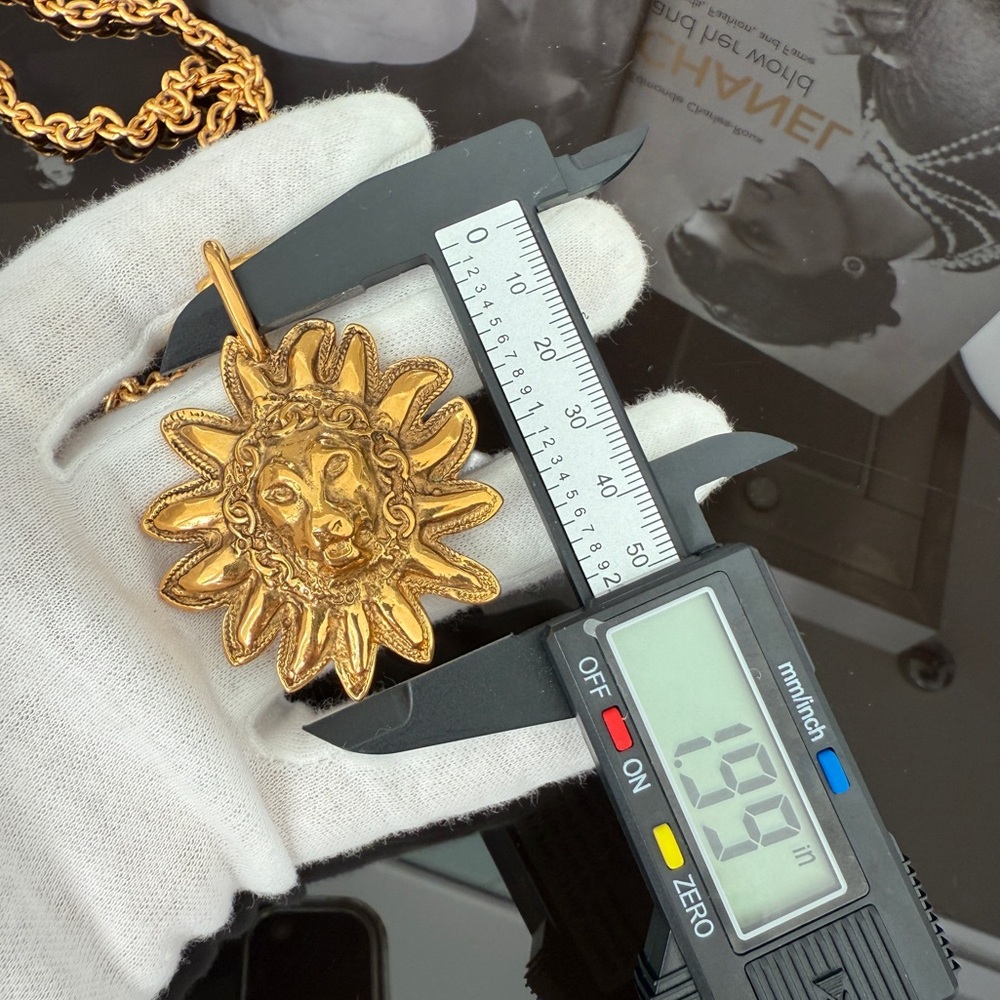LOT 2269 24K gold plated CHANEL vintage lion head pendant necklace early 80s - Picture 5 of 8